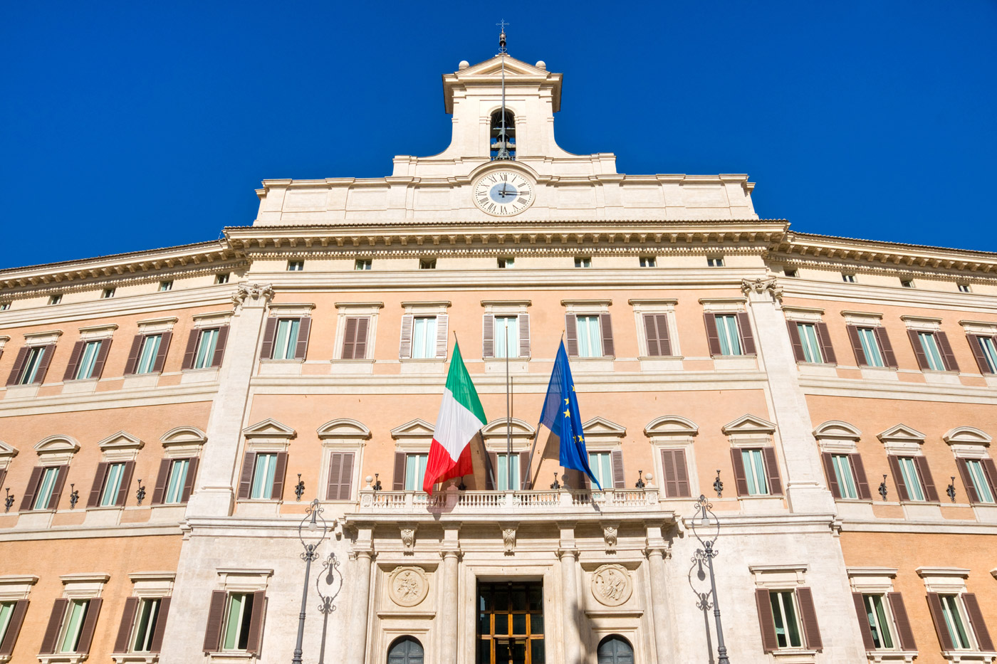 vista frontale di palazzo montecitorio